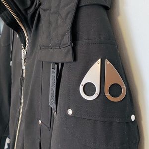 Moose knuckle bomber